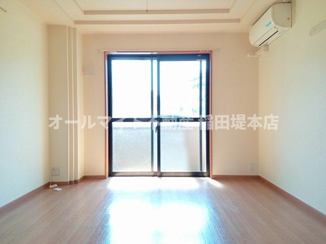 多摩市一ノ宮２丁目のアパートの居間・リビング