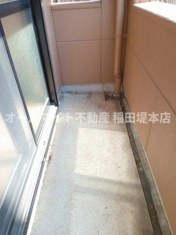 多摩市一ノ宮２丁目のアパートのバルコニー