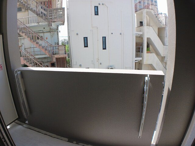 【バルコニー】 | サンリット　牧志 | 外からの目が気にならないバルコニーで洗濯物が干せます