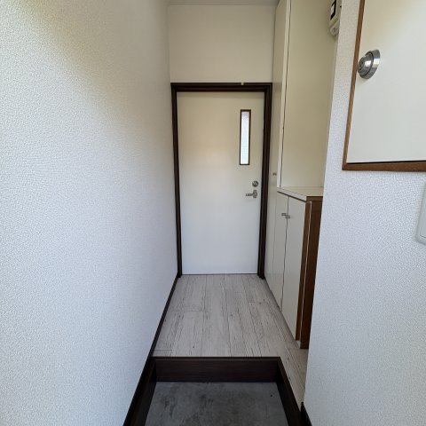 クリスタルハイツの玄関