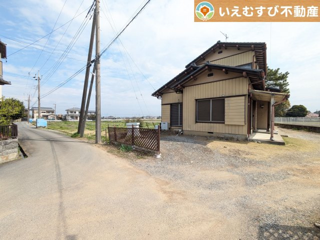 熊谷市柿沼　古屋付き売地の前面道路含む現地写真