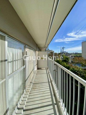 【バルコニー】 | 中川ビューハイツ | 【バルコニー】幅もあって、奥行きもあるゆとりのバルコニー。洗濯物を干したり乾かしたりだけでなく、ただ出てみるだけでも気持ちいいですよ。