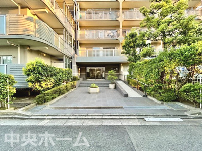 【エントランス】 | 中川ビューハイツ | 【エントランス】マンションのエントランスは、その物件の印象を決める、顔とも言える場所です。毎日通る場所ですからきれいなのが一番です。