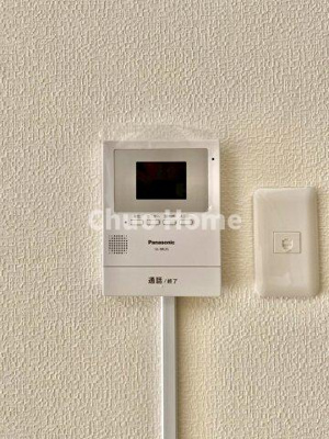 【セキュリティ】 | 中川ビューハイツ | 【モニターホン】誰が来たかすぐにわかるカラーモニター付きインターホン。通話ボタンを押すまでは室内の音は漏れていませんので相手を確かめてから応対できます。