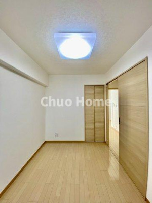 【寝室】 | 中川ビューハイツ | 【寝室】心と体をゆったりと安らげる主寝室。寝室のゆとりが大きい分だけ、暮らしの安らぎは深まります。一日の疲れを癒すだけでなく、ご夫婦の親密な語らいを紡ぎ出します