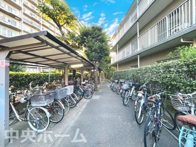 【駐輪場】 | 中川ビューハイツ | 【自転車置き場】最新の空き状況や費用などの詳細は担当スタッフまでお問い合わせください。