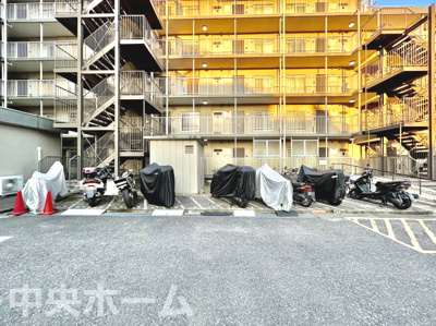 【駐車場】 | 中川ビューハイツ | 【バイク置場】最新の空き状況や費用などの詳細は担当スタッフまでお問い合わせください。
