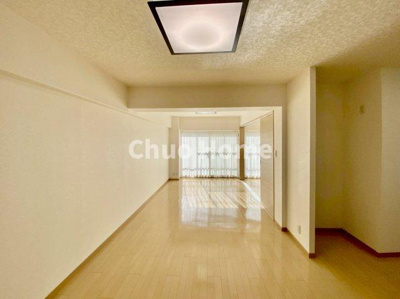 【居間・リビング】 | 中川ビューハイツ | 【リビングダイニング】一日の中で多くの時間を過すことになるリビングダイニングだからこそ、いつも穏やかな空間であることが必然。爽やかな通風と採光を存分に感じる事が出来る空間です。