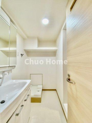 【脱衣所】 | 中川ビューハイツ | 【洗面所】明るい洗面所は朝をすっきりさせてくれる空間です。バタバタしている忙しい朝でも収納が多い洗面台では短い時間で効率良く支度ができます。