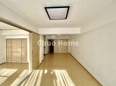 【居間・リビング】 | 中川ビューハイツ | 【居間・リビング】「ＬＤＫは家族団らんをデザイン」広いＬＤＫでは家族が集まり一緒の時間を過ごせる工夫がされております。何気ない一日の当たり前のひとコマがいつか一生の宝物になります