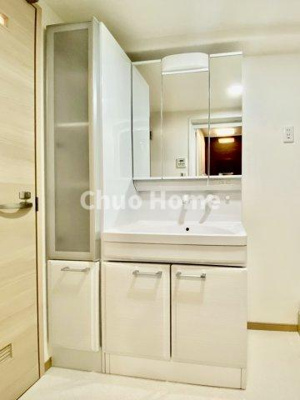 【独立洗面台】 | 中川ビューハイツ | 【洗面化粧台】洗面化粧台には三面鏡を採用。身だしなみを整えやすい事はもちろんですが、鏡の後ろに収納スペースを設ける事により、散らかりやすい洗面スペースをすっきりさせる事が出来るのも嬉しいですね