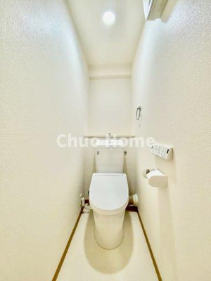 【トイレ】 | 中川ビューハイツ | 【トイレ】 収納スペースをしっかりと確保した温水洗浄便座機能付きトイレ。温水洗浄便座は清潔にお使いいただくための大切なアイテムです。