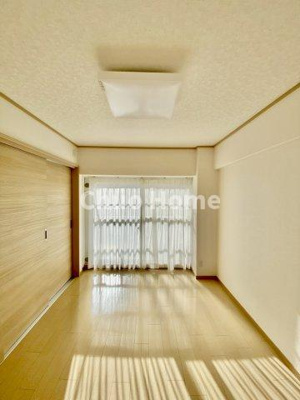 【洋室】 | 中川ビューハイツ | 【洋室】快適に過ごす条件は、一人ひとり違います。だからこそ飾り過ぎないシンプルな内装と偏り過ぎないデザインで統一しております。居住していく中でオーナー様だけの【マイホーム】に創り上げて下さい