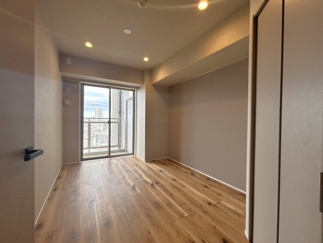 リーデンスタワーの洋室|～Bed room～
バルコニーから陽当たりが差し込みますので、日中は電気など必要ない明るさとなっております。