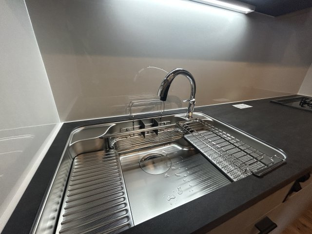 リーデンスタワーのキッチン|料理を楽しく作る性能とデザイン性を兼ね備えたキッチン。使い勝手の良いシンクはお手入れもしやすくスペースをうまく使いながらお料理できます。