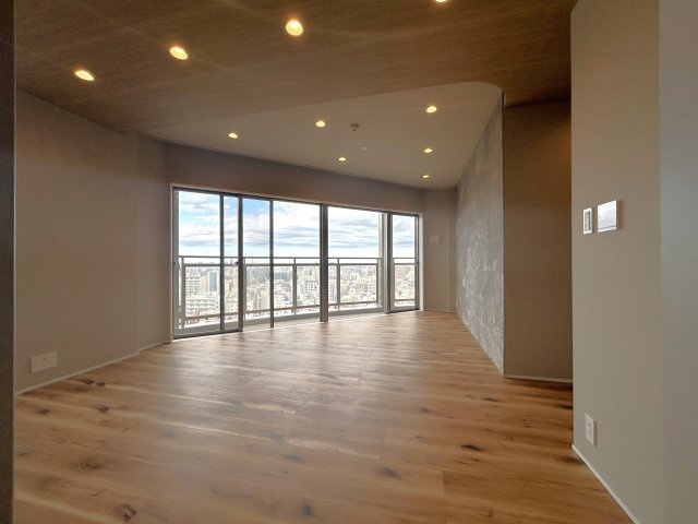 リーデンスタワーの居間・リビング|動線が上手く考えられており、きっちりとキッチン、ダイニング、リビングと分けられるお部屋のつくりとなっております。