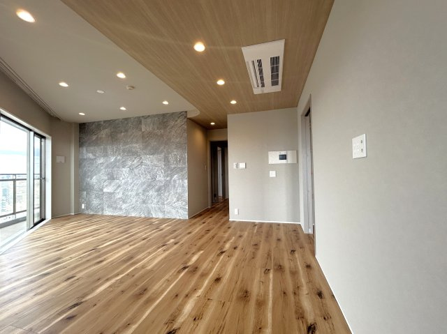 リーデンスタワーの居間・リビング|優しくリビングに注ぐ日差しはまるで「陽だまり」の様な暖かさ。高い断熱性はエアコンを使いすぎず快適な居住空間を創造しています。