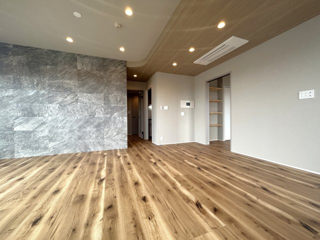 リーデンスタワーの居間・リビング|家族みんなが爽やかに健やかに過ごせるように、溢れる光をたっぷり取り込んだリビングダイニング。集いの場、憩いの場としての快適性を求めたやすらぎの空間です