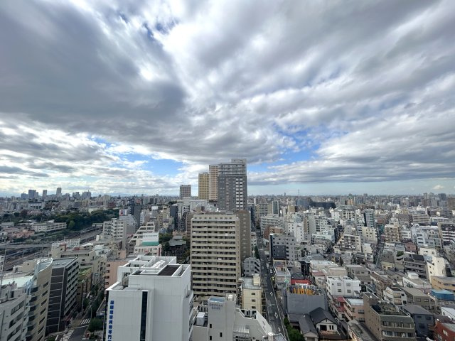 リーデンスタワーの展望|～Balcony～
気持ちの良い風を感じながら、眺望を楽しめるプライベートバルコニー。心が癒され、明日への活力が湧いてきます。