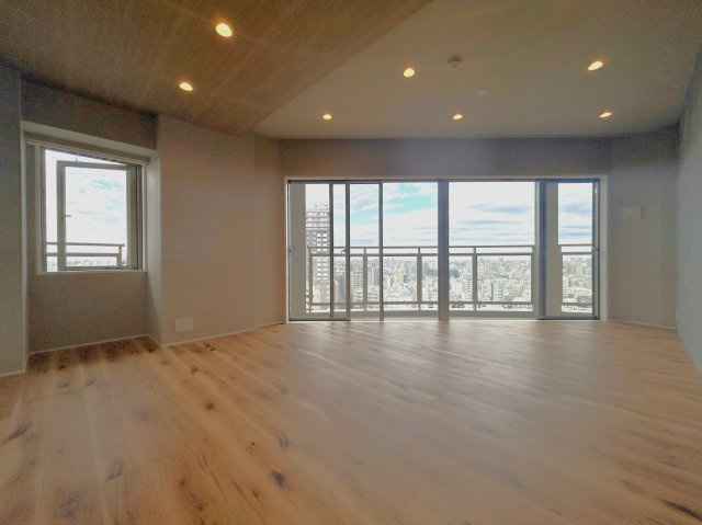 リーデンスタワーの居間・リビング|家族みんなが爽やかに健やかに過ごせるように、溢れる光をたっぷり取り込んだリビングダイニング。集いの場、憩いの場としての快適性を求めたやすらぎの空間です。