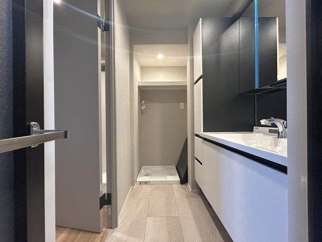 リーデンスタワーの玄関|【パウダールーム】
三面鏡タイプの洗面化粧台を採用し、キャビネット収納はぎっしり色々な物を収納でき下部収納もございます。シャワーヘッドタイプを採用しておりますのでお掃除など楽々できます。