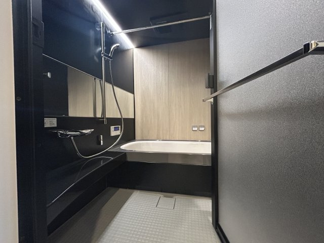 リーデンスタワーの浴室|【お風呂】
足を伸ばせる浴槽＆ワンタッチでお湯張や追焚が出来るオートバスで1日の疲れも快適にリフレッシュ。雨のお洗濯に威力を発揮する浴室換気乾燥機付き。