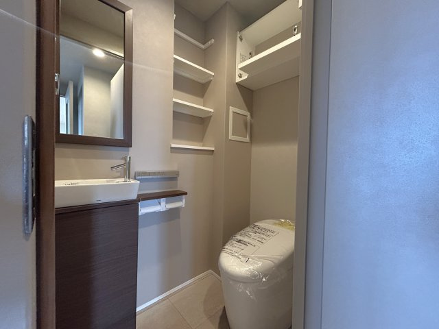 リーデンスタワーのトイレ|十分なスペースを確保したトイレ。
収納もございますのでシンプルな空間を保てます。