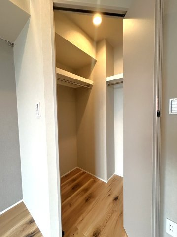 リーデンスタワーの収納|～Closet～
各部屋に収納が付いており冬物や夏物、スーツケースなども全部まとめて収納もできますのでお部屋を広く開放的にお使いいただけます。
