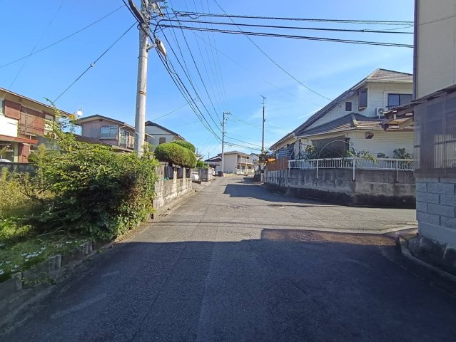 西条市飯岡2565-113の前面道路含む現地写真