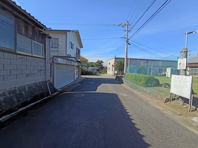 西条市飯岡2565-113の前面道路含む現地写真