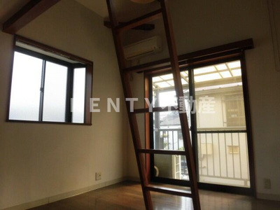 【居間・リビング】 | メゾンドアミ | こちらのリビングで趣味の時間をお楽しみください