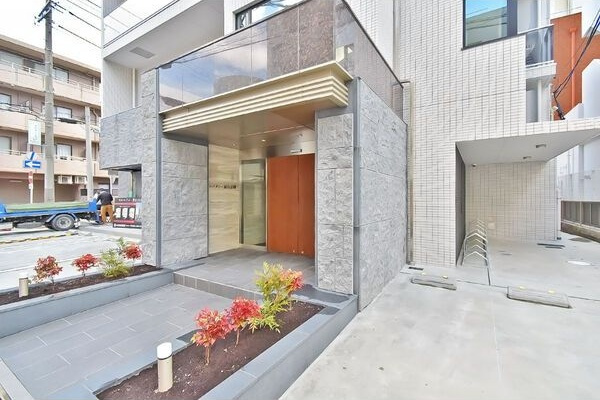 セレニティー東山公園のエントランス