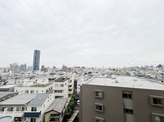 【展望】 | 眼前に広がる空の雄大さと、このお部屋の自慢の一つである「眺望」をご覧ください。毎日、この景色を独り占めできる新生活に夢が広がります。～即日のご見学可能～　お問合せはお気軽にどうぞ。
