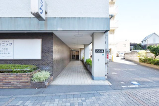 【エントランス】 | お客様を、そして住人を出迎えてくれるマンションのエントランス。ゴミが落ちていないことからも、管理状態の良さや住民の節度の高さが見て取れます。～即日のご見学可能～　お問合せはお気軽にどうぞ。

