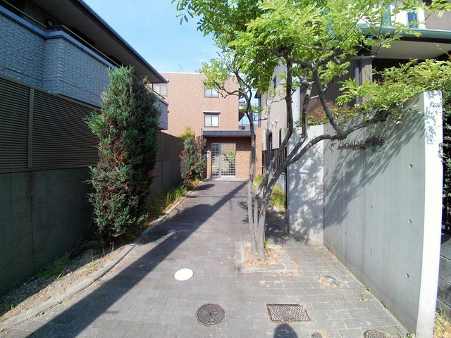 スリージェ壱番館のエントランス