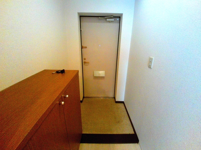 スリージェ壱番館の玄関