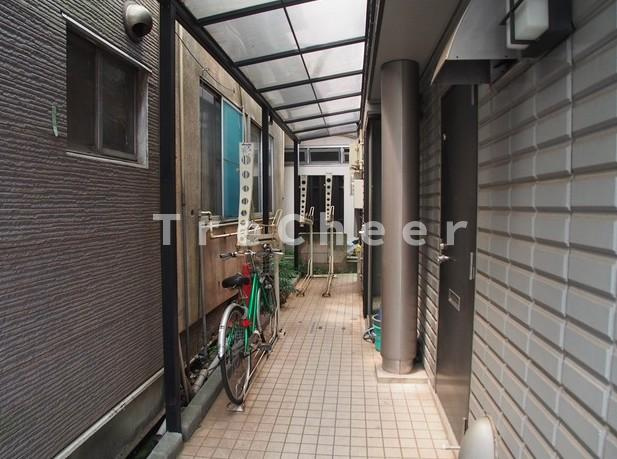 東本町パレスのエントランス