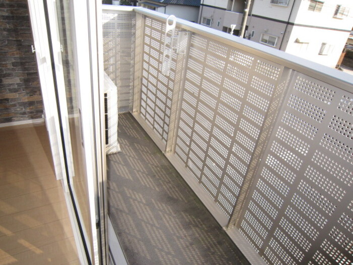 熊本市中央区出水６丁目のアパートのバルコニー