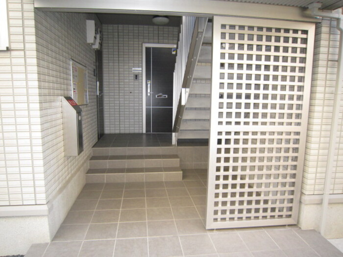 熊本市中央区出水６丁目のアパートのエントランス