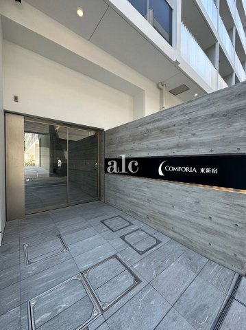 新宿区新宿６丁目の賃貸マンションのエントランス