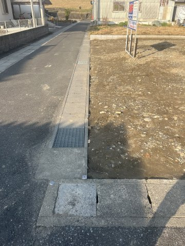 2区画分譲地　鏡島　A区画の前面道路含む現地写真