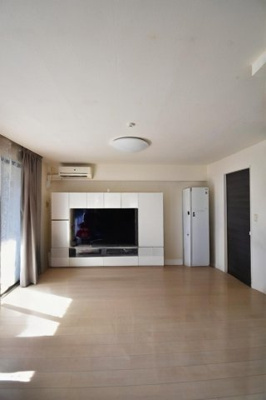 【居間・リビング】 | クレアホームズ上荒田 | ※家具等はAI機能で削除しております。