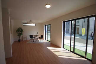 【居間・リビング】 | 【仲介手数料無料！！】府中市日新町5丁目　新築戸建て（全19棟）D号棟　5090万円 | LDK19.37帖