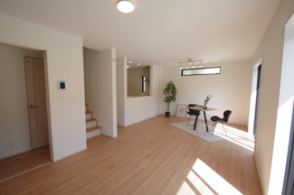 【居間・リビング】 | 【仲介手数料無料！！】府中市日新町5丁目　新築戸建て（全19棟）D号棟　5090万円