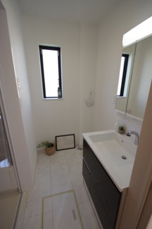 【脱衣所】 | 【仲介手数料無料！！】府中市日新町5丁目　新築戸建て（全19棟）D号棟　5090万円 | 洗面所