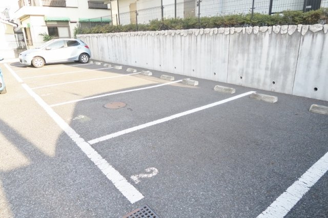 オリーブステージB棟の駐車場