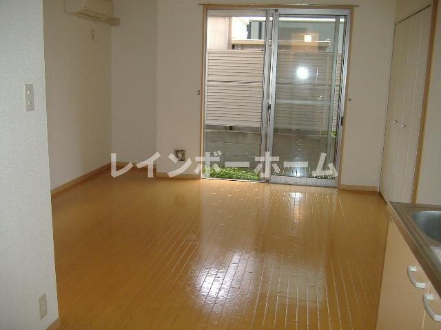 特典：仲介手数料が無料です!!の居間・リビング