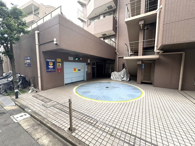 グランディ代官山の駐車場|敷地内駐車場