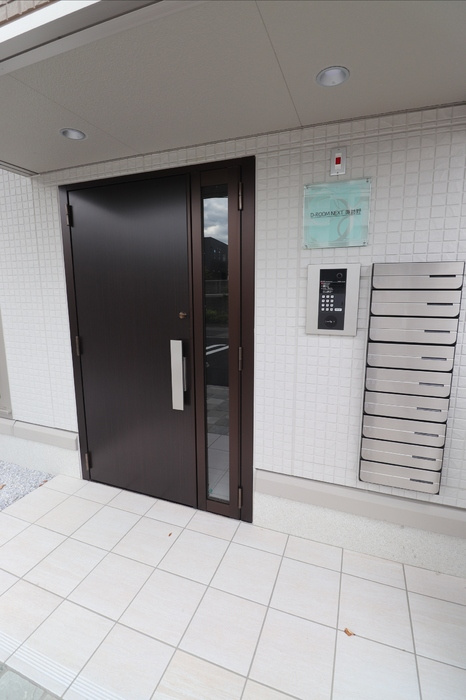 D-ROOM　NEXT　諏訪野のエントランス