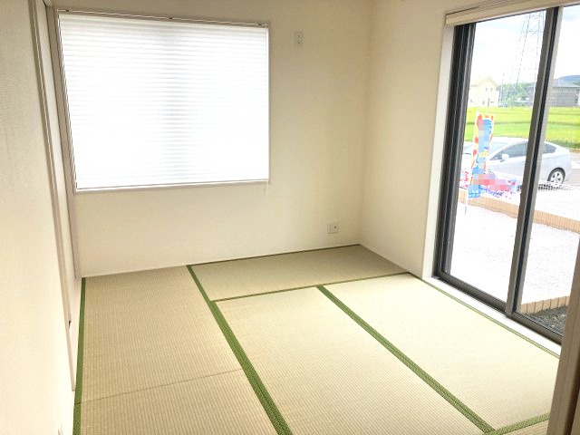 リーブルガーデンＳ第13渋川八木原　1号棟の和室|1階和室６帖です。客間としてもご利用できる広さです。い草香る和室はくつろぎスペースにも最適ですよ♪